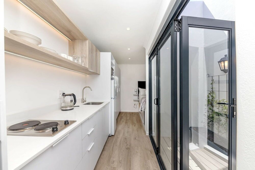 Фото Meticulous & Stylish Studio Apartment, Gardens!