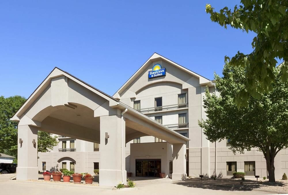 гостиница - Days Inn & Suites by Wyndham Cedar Rapids - Сидар‑Рапидс, ф...