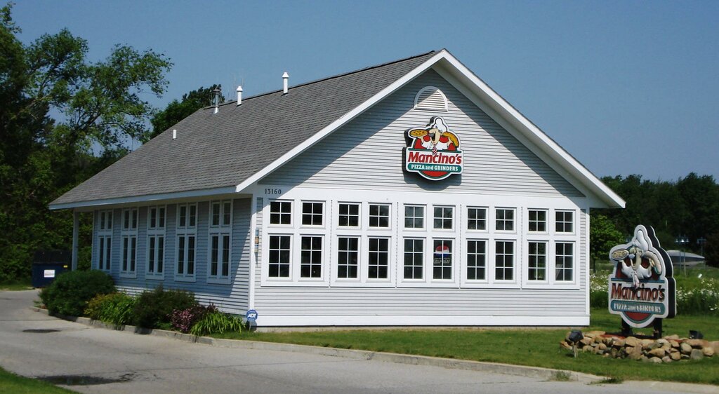 Pizzeria Mancino's Pizza & Grinders of Traverse City - West Bay, Traverse City, photo