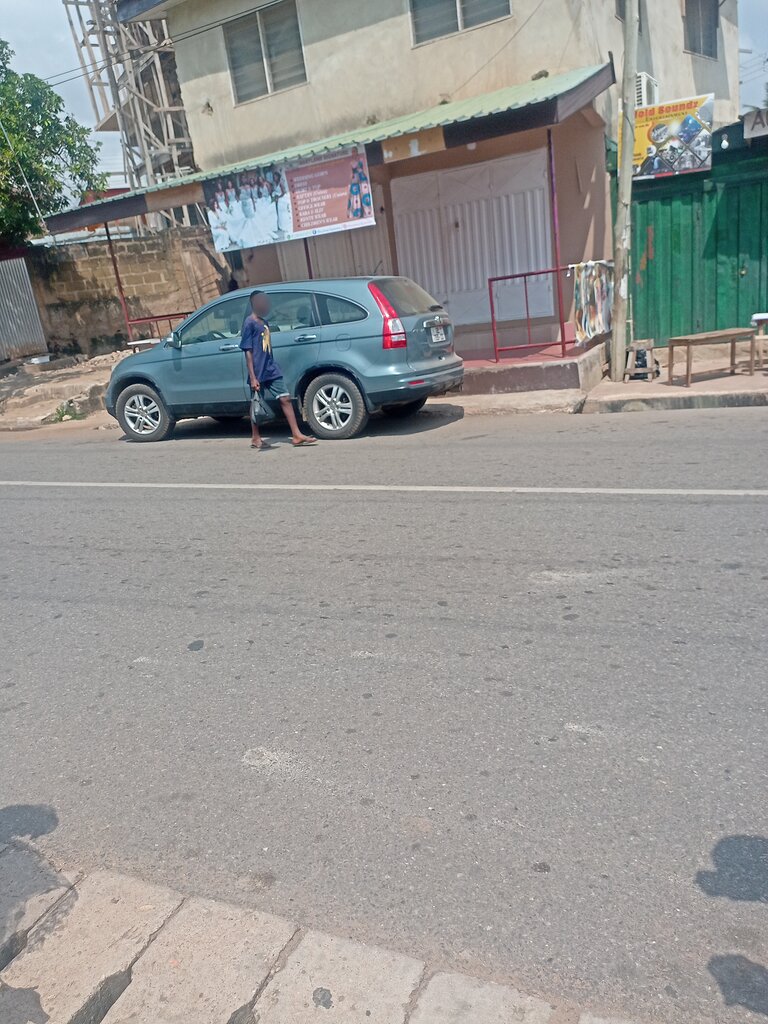 Tailor Maryland signature, Accra, photo