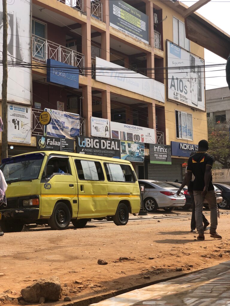 Mobile phone store Hopeguy, Accra, photo