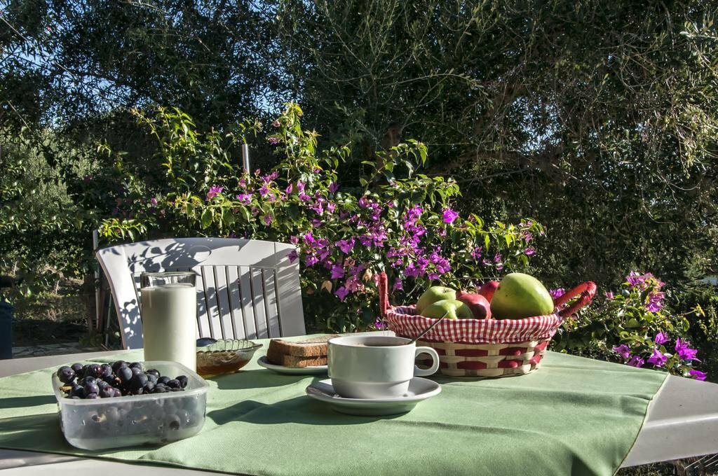 Фото Fouxia Apartments and Studios