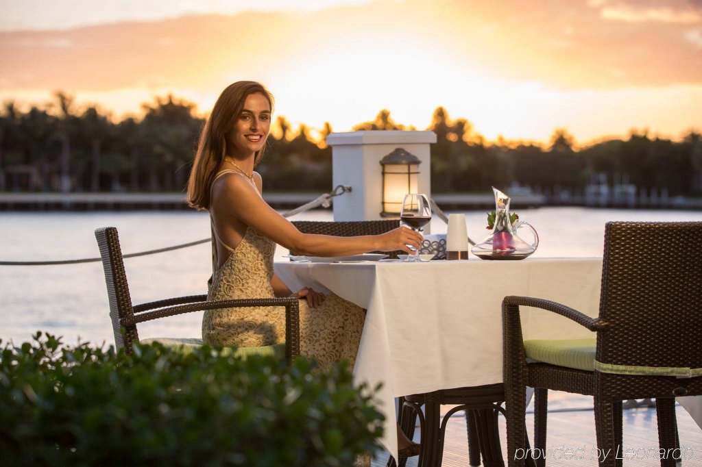 Фото The Pillars Hotel & Club