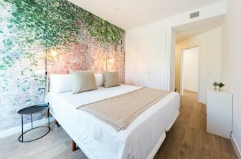 Фото Plaza de España Skyline