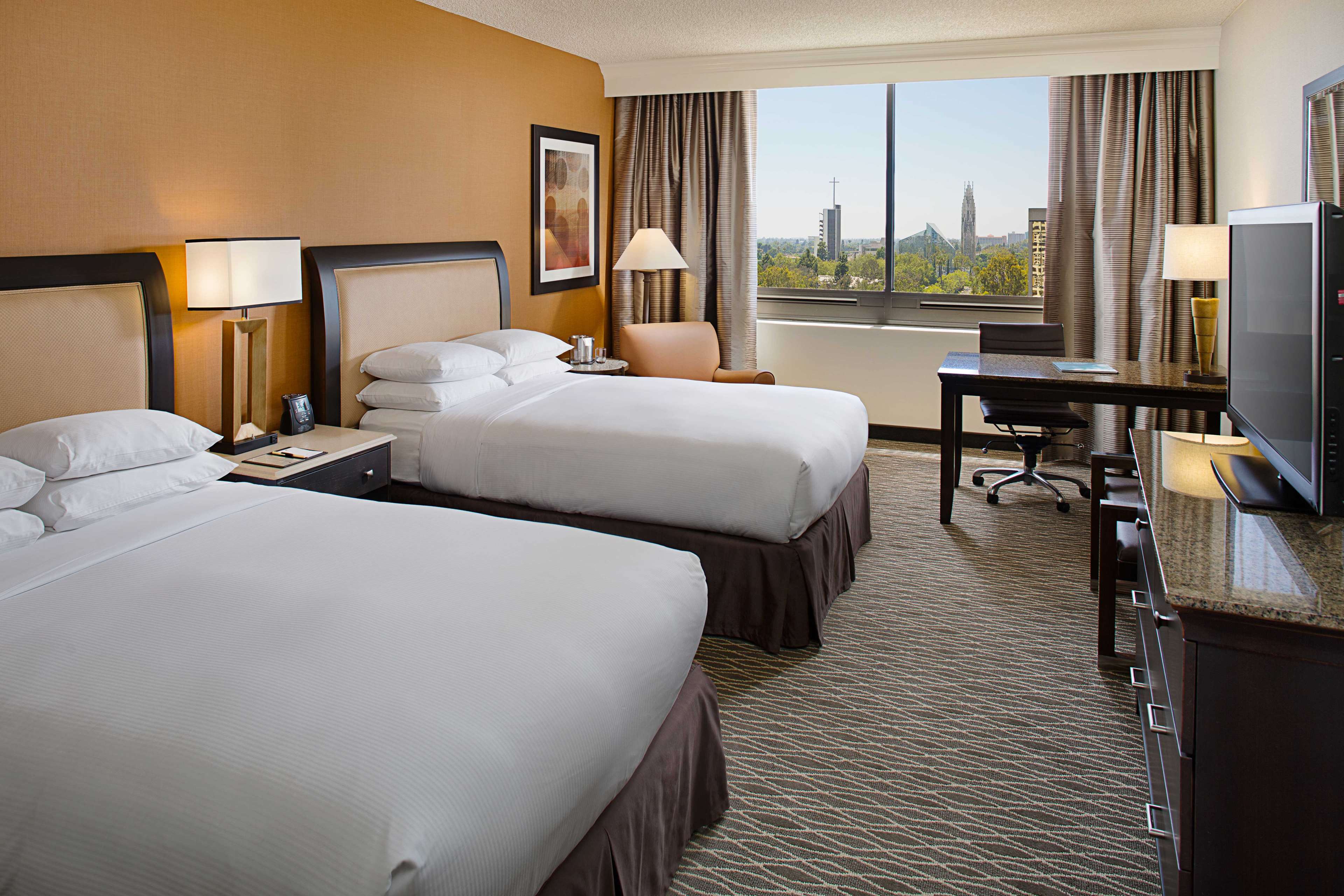 Фото Doubletree by Hilton Anaheim - Orange County