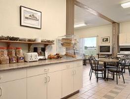 Фото Super 8 by Wyndham Dauphin