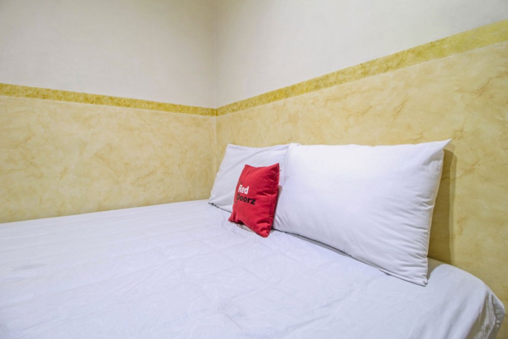 Фото Reddoorz near Gajah Mada Plaza 2