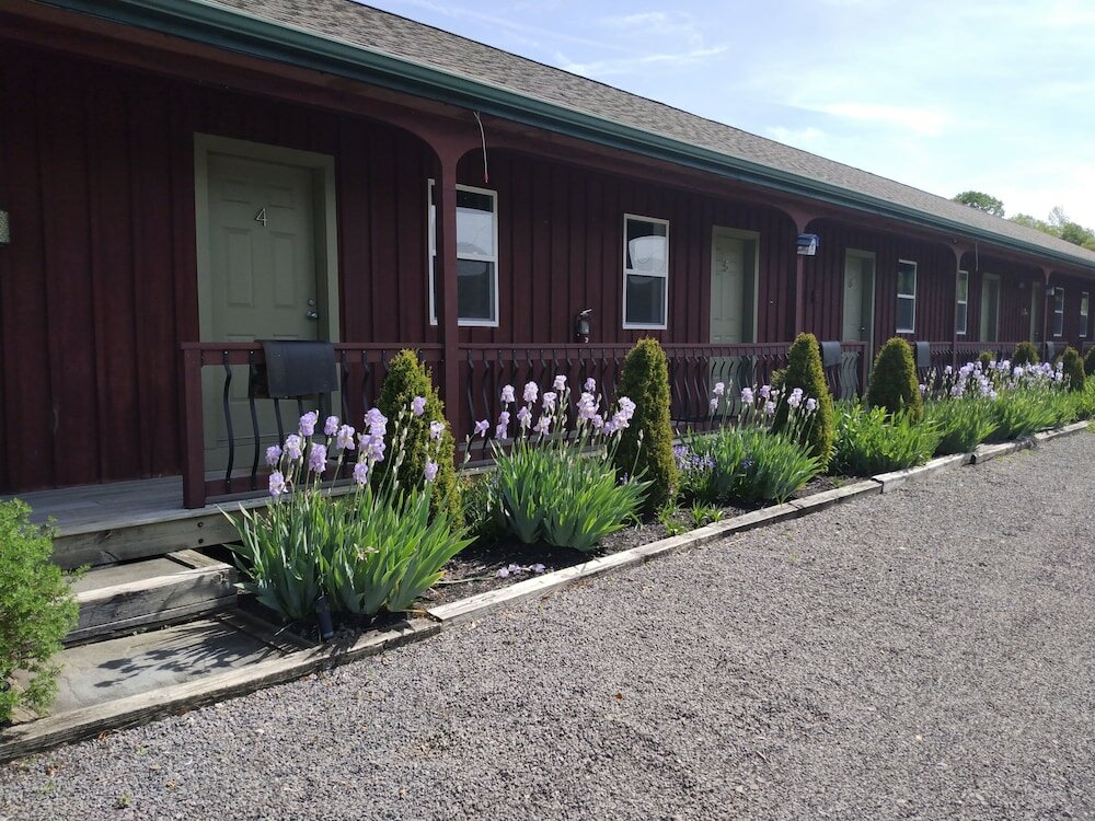 Фото The Meadowlark Inn