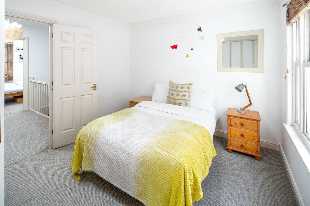 Фото 3 Bed House, Sleeps 8 - Near St Pancras