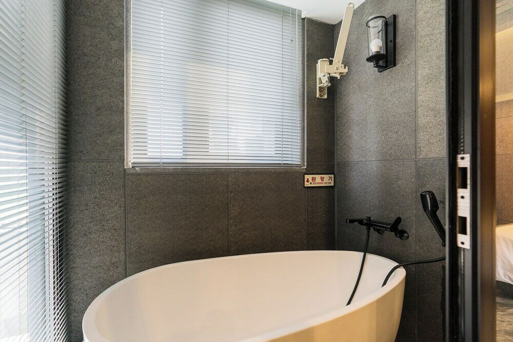 Фото The May Hotel