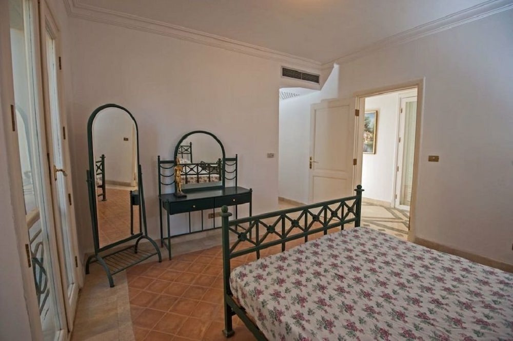 Фото Chic 4-Bedroom White Villa for Rent in El Gouna Egypt