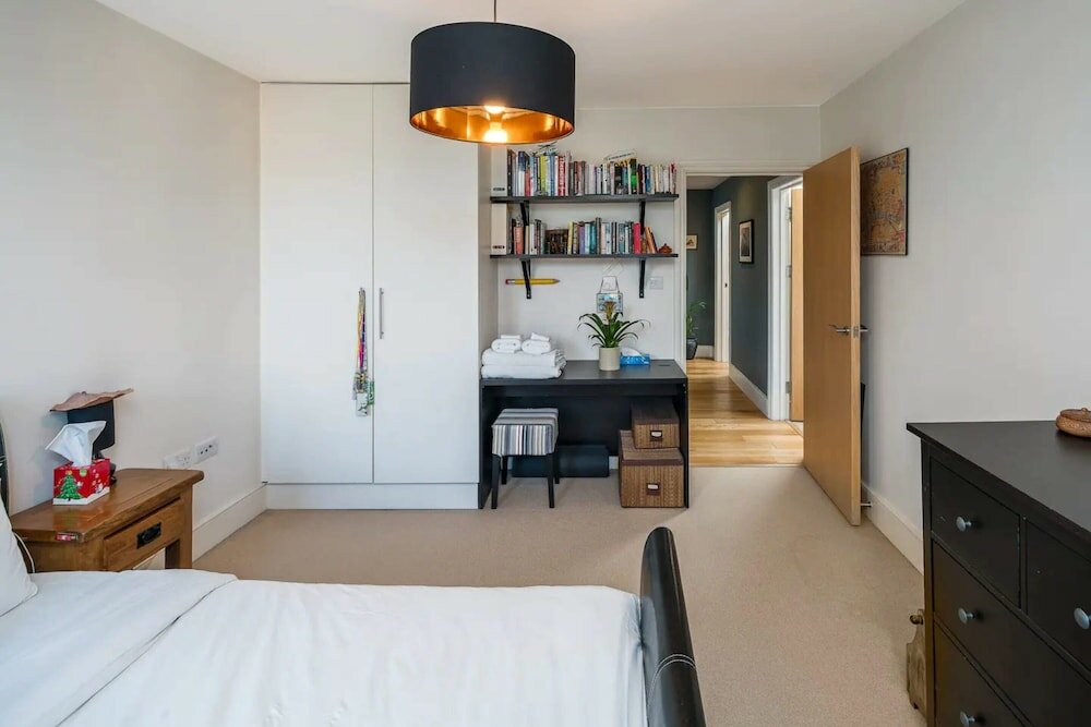 Фото Bright & Spacious Battersea Flat