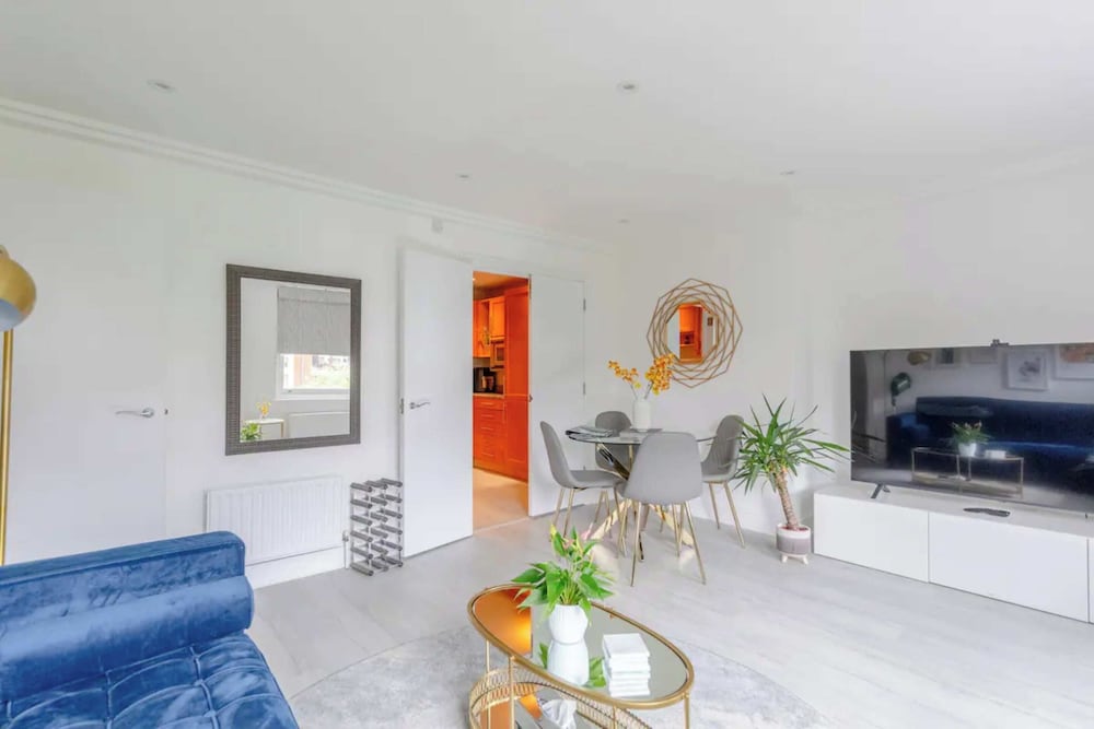 Фото Chic & Peaceful 2bd Flat - Hampstead