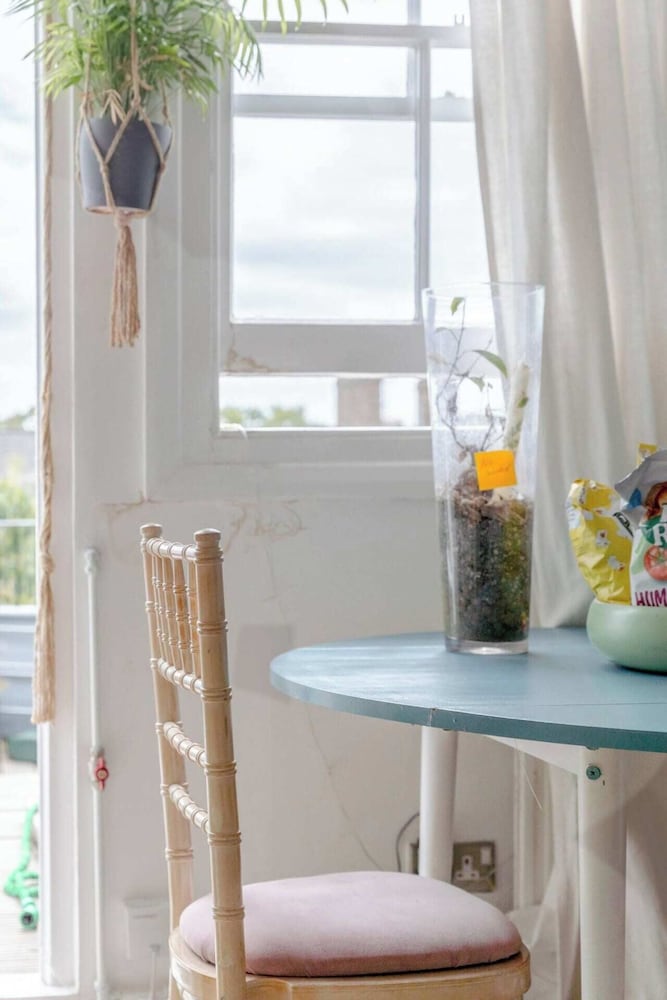 Фото Top Floor 1bd Flat With Balcony - Ladbroke Grove