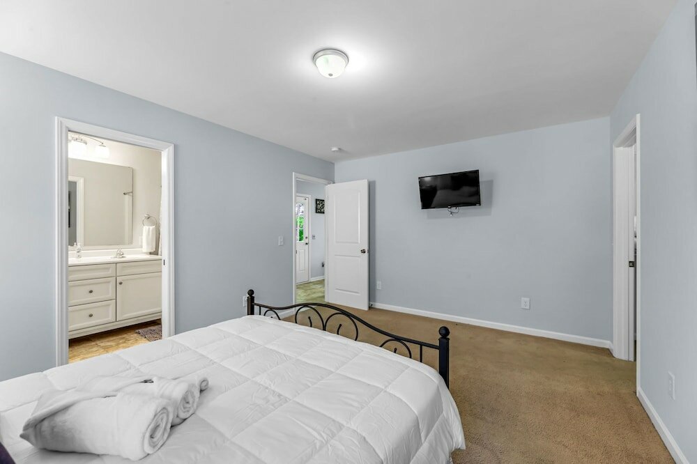 Фото 5006 Beale Ave Orange Door