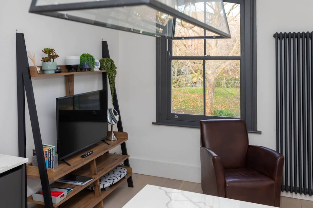 Фото Contemporary 2 Bedroom Apartment on Columbia Road