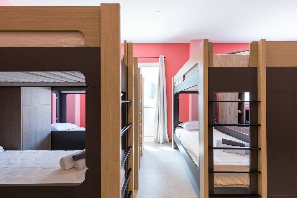 Фото Local Hostel & Suites