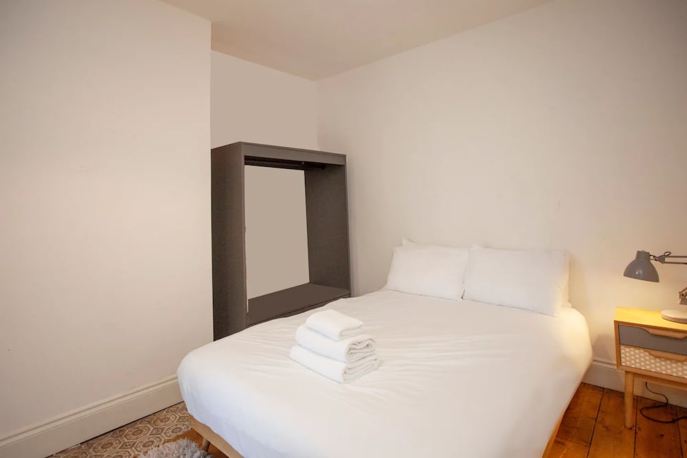 Фото Homely 3 Bedroom House in Bath