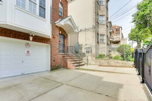 Гостиница Chic Newark Vacation Rental: Patio & Fireplace! в Ньюарке