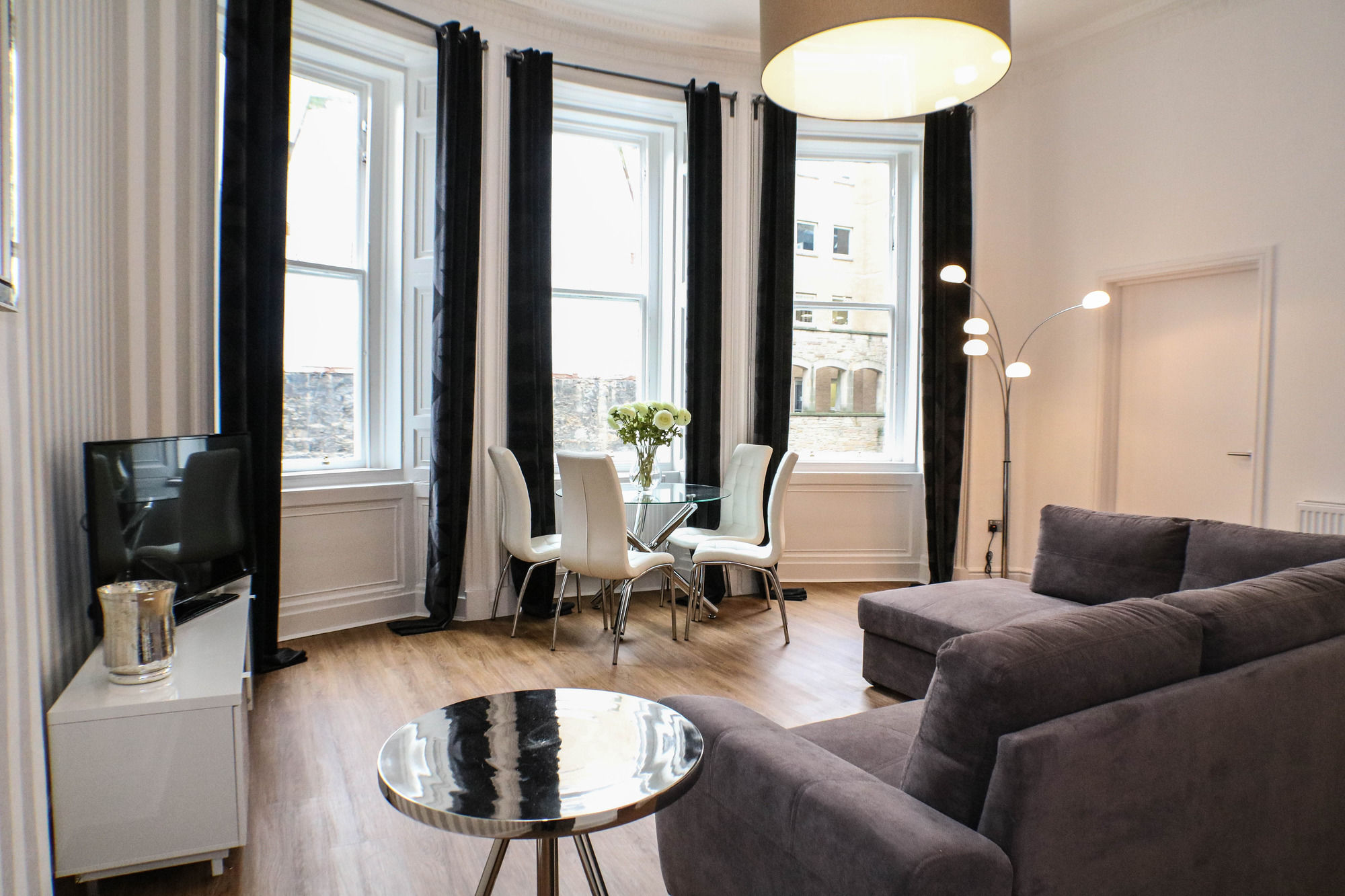 Фото Edinburgh Castle Apartments and Suites