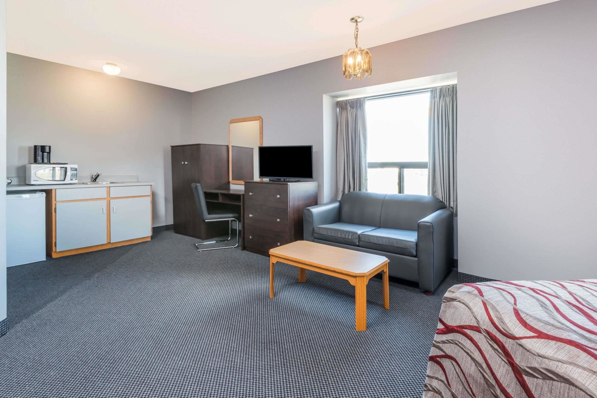 Фото Super 8 by Wyndham Mt Hope Hamilton Intl Arpt On