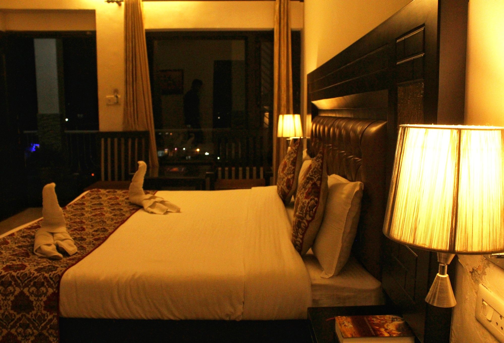 Фото Hotel Ishan A Riverside Retreat
