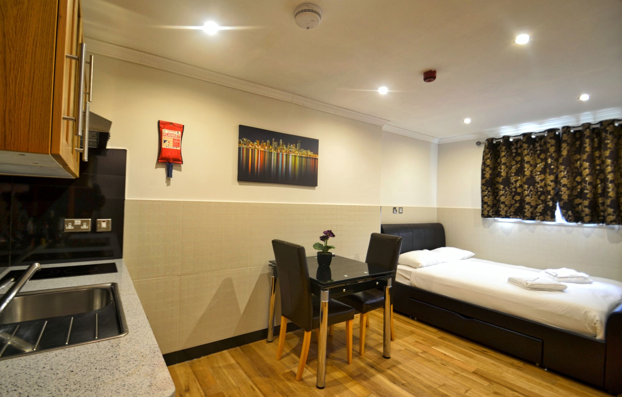 Фото Hyde Park Apartments