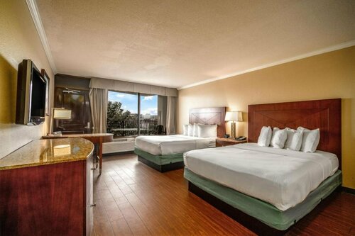 Внешний вид отеля La Quinta Inn & Suites by Wyndham Cocoa Beach Oceanfront в Коко-Бич, фото 3