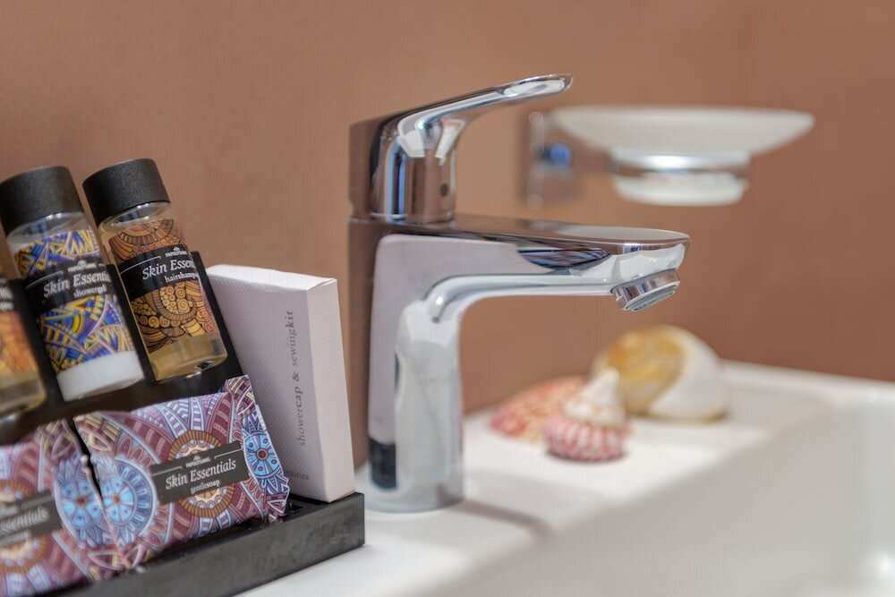 Фото Dolphin Bay Hotel