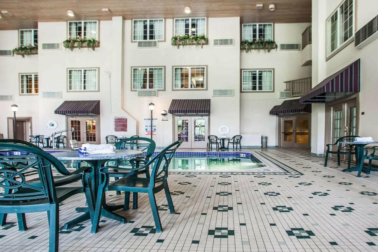 Фото Comfort Suites Milwaukee Airport