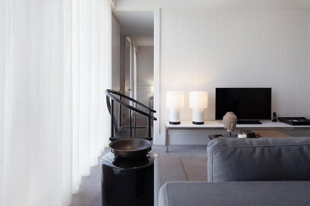 Фото Burbury Hotel & Apartments