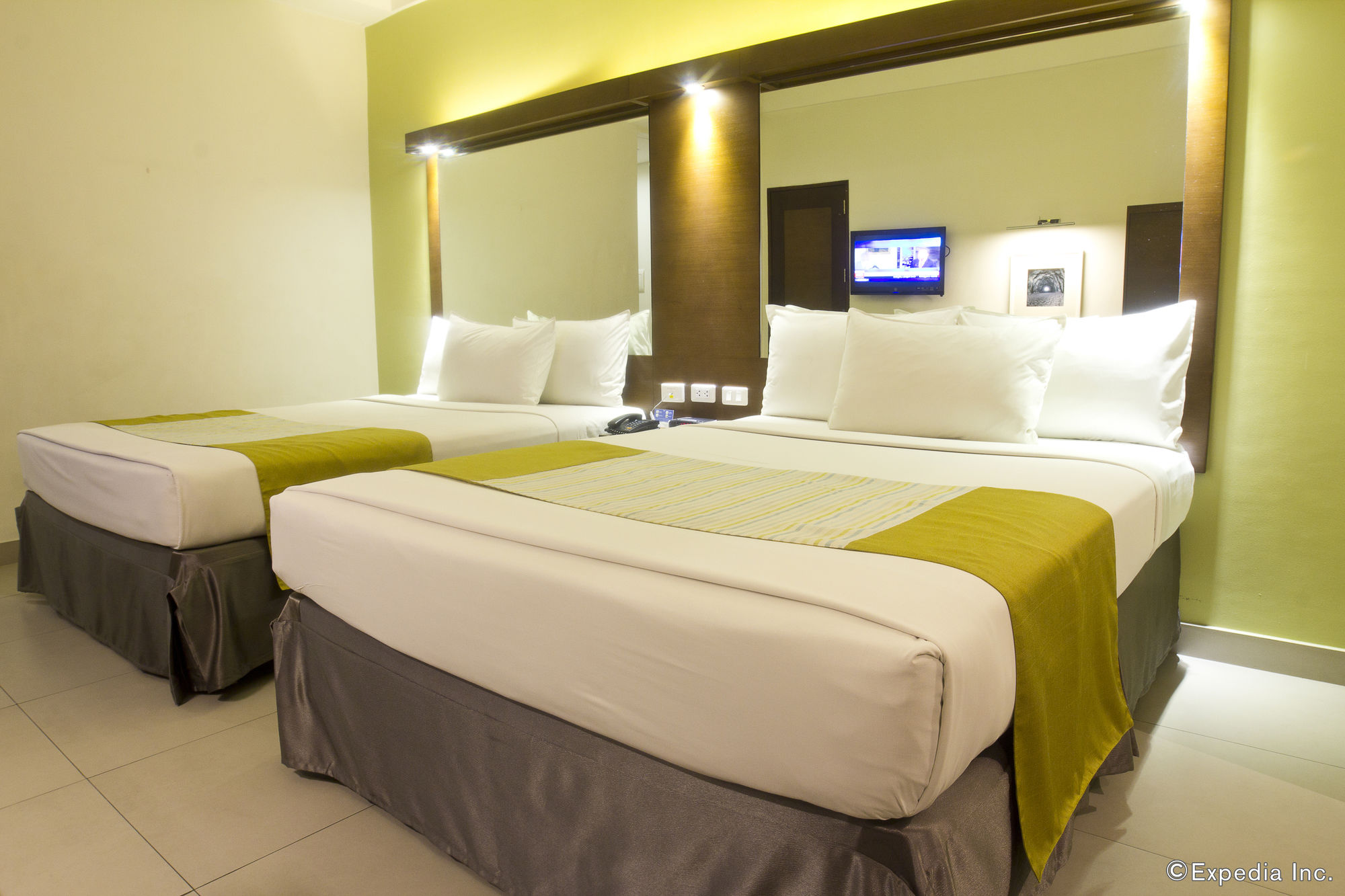 Фото Microtel by Wyndham Acropolis