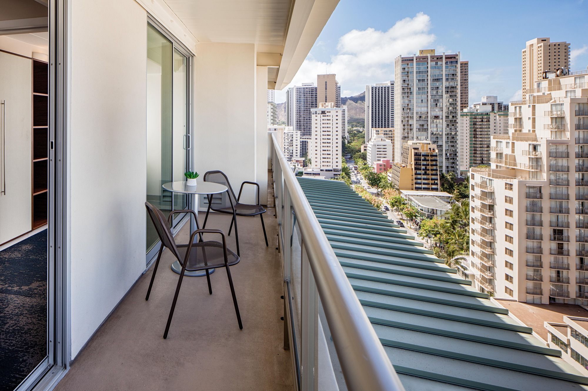 Фото Hilton Garden Inn Waikiki Beach