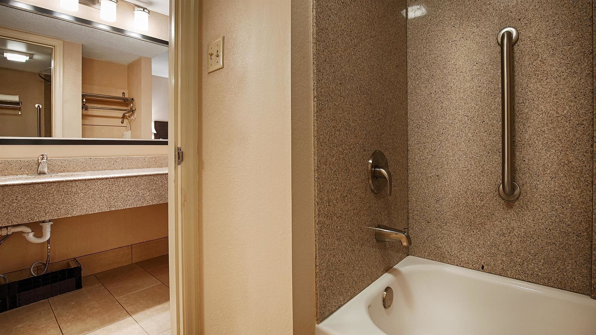 Фото Best Western Tree City Inn