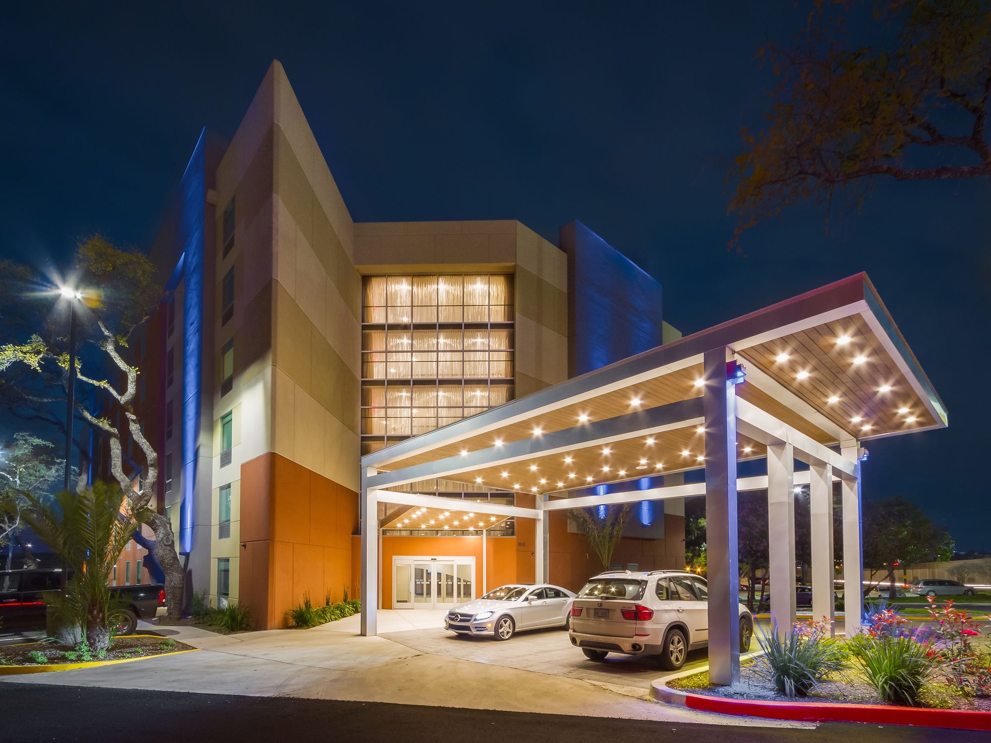 Фото Holiday Inn Express & Suites San Antonio Medical-Six Flags, an Ihg Hotel