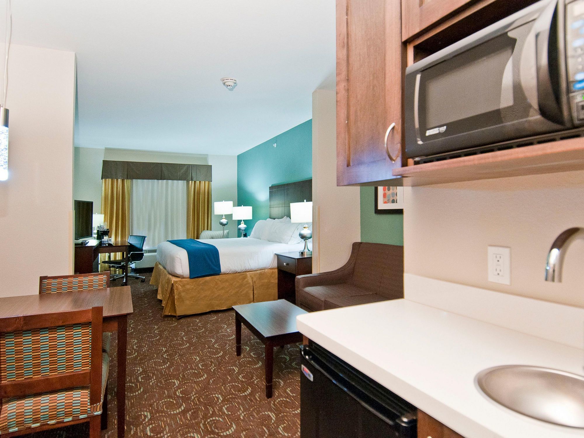 Фото Holiday Inn Express & Suites San Antonio Se by At&t Center, an Ihg Hotel