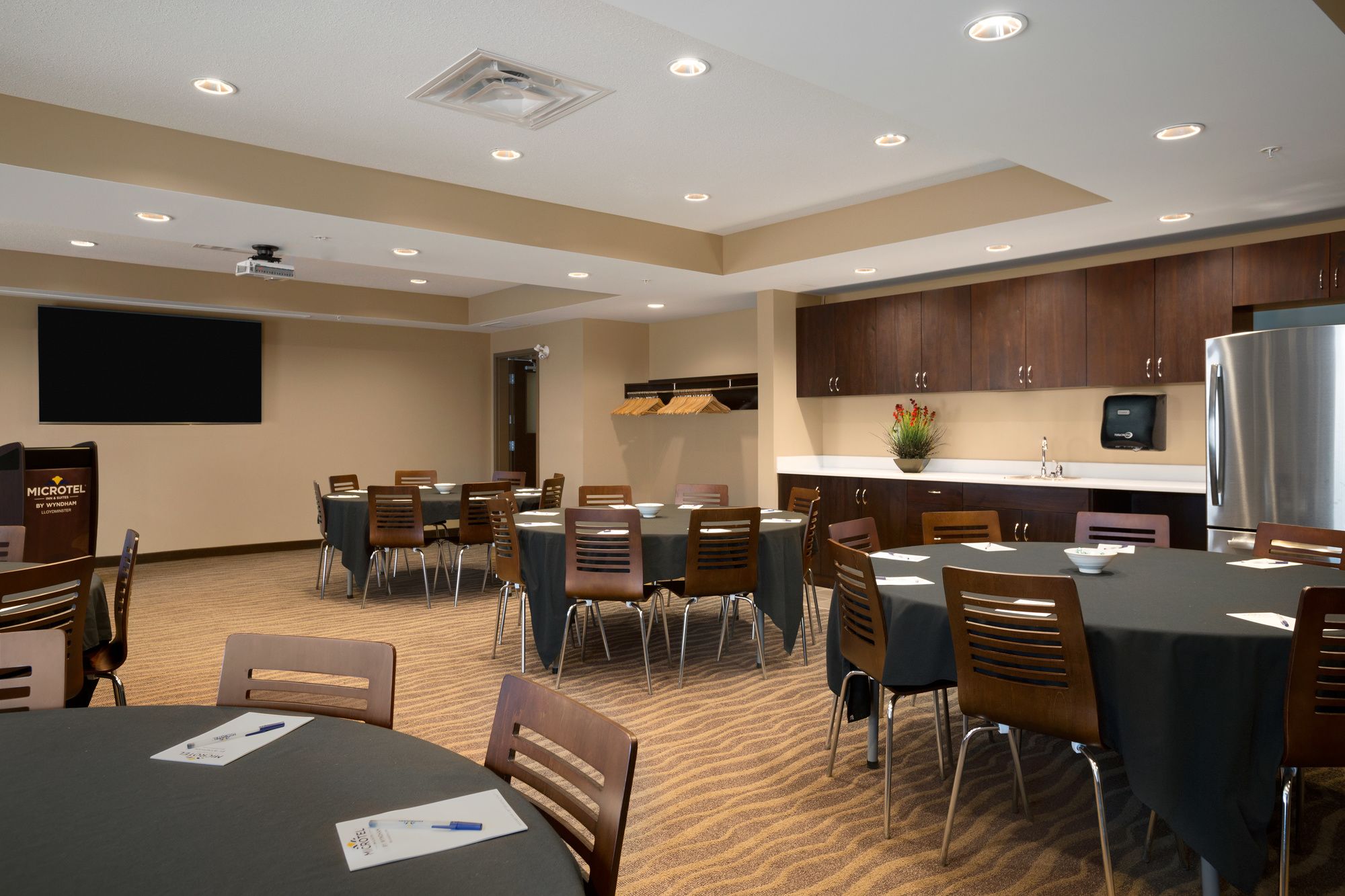 Фото Microtel Inn & Suites by Wyndham Lloydminster