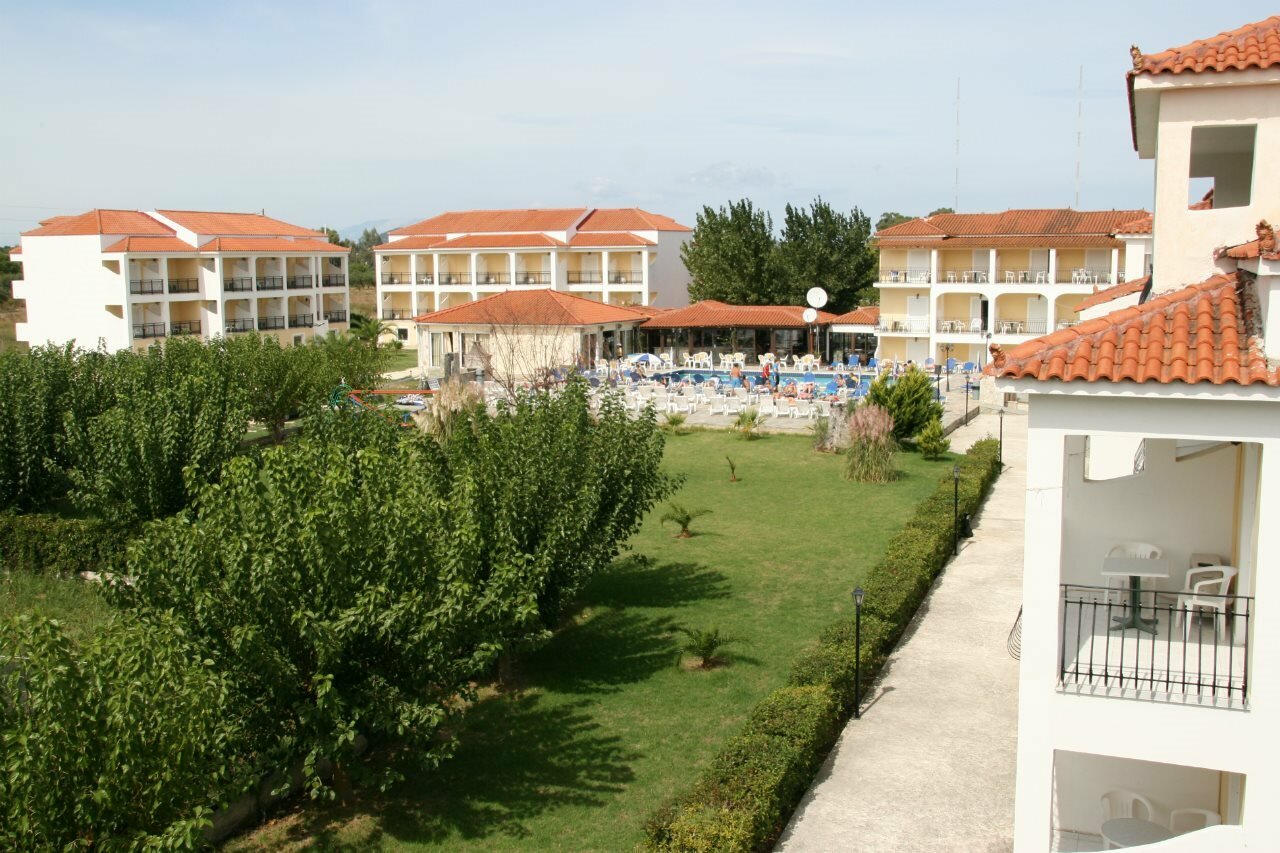 Фото Village Inn Studios & Family Apartments