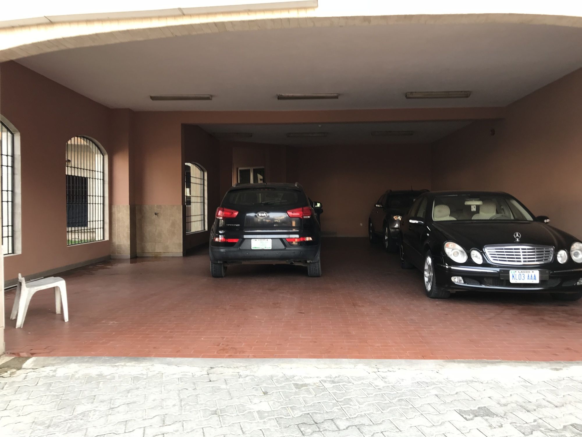 Фото Helena Court Apartments