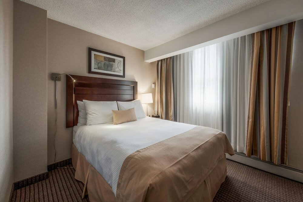 Фото Coast Calgary Downtown Hotel & Suites by Apa