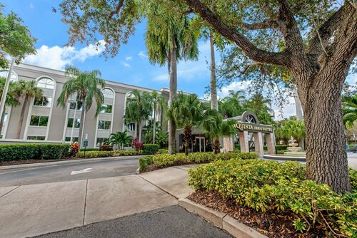Гостиница La Quinta Inn & Suites by Wyndham Coral Springs South в Корал Спрингс
