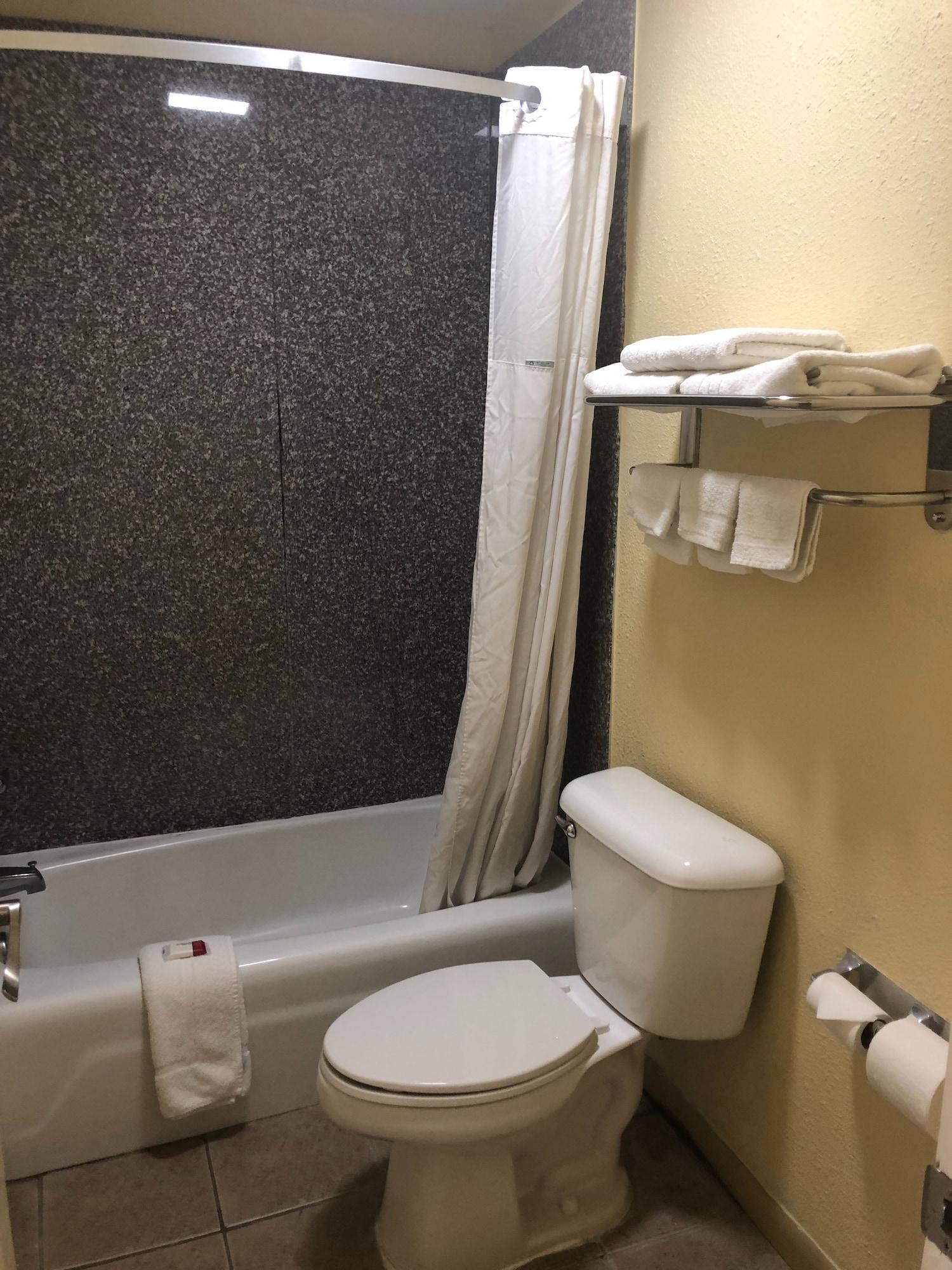 Фото Days Inn by Wyndham Lake Charles