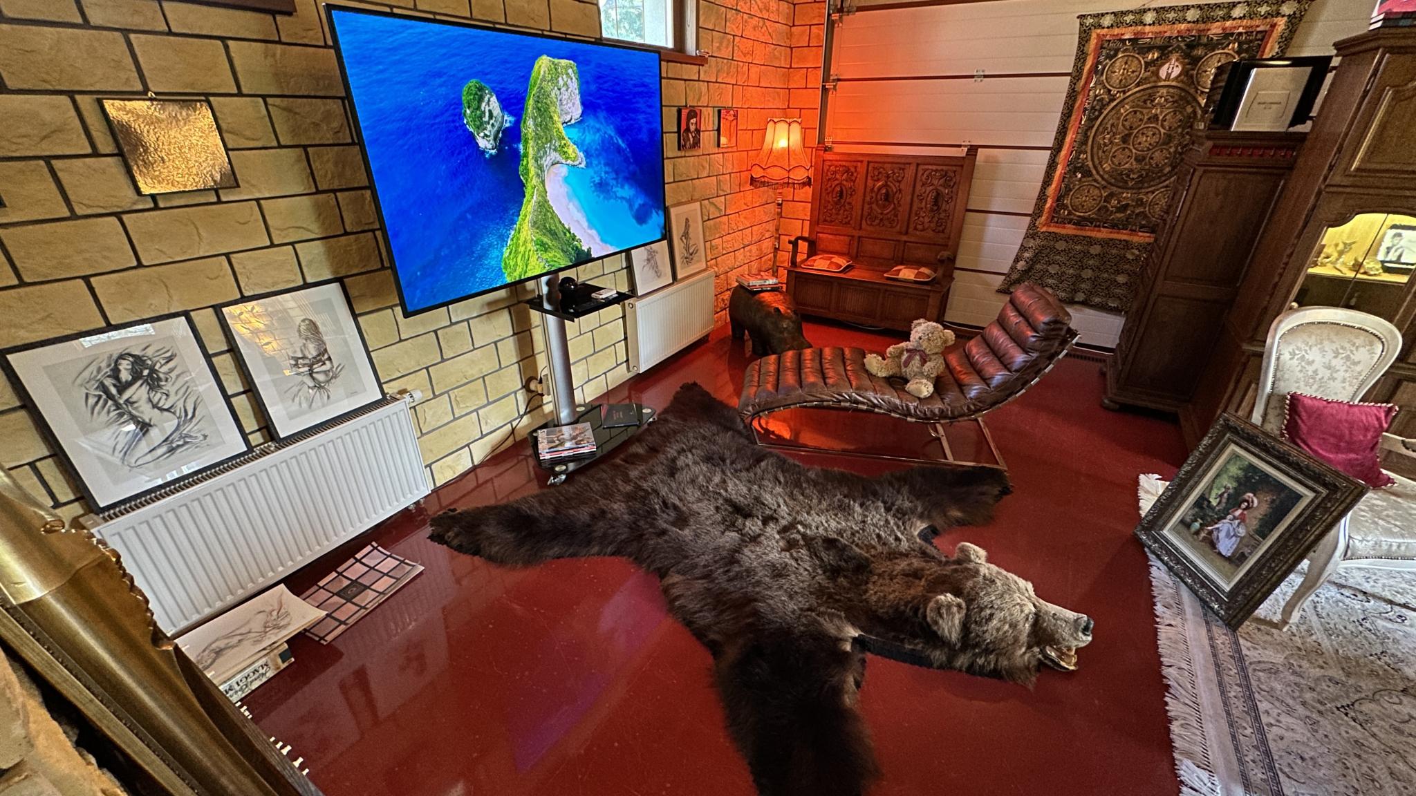 Фото Aston Martin Tower Art