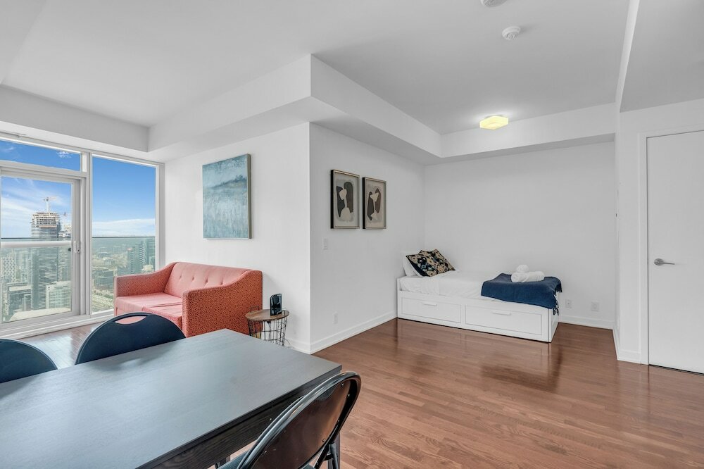 Фото Elegant Suites - Cn Tower & Lake View