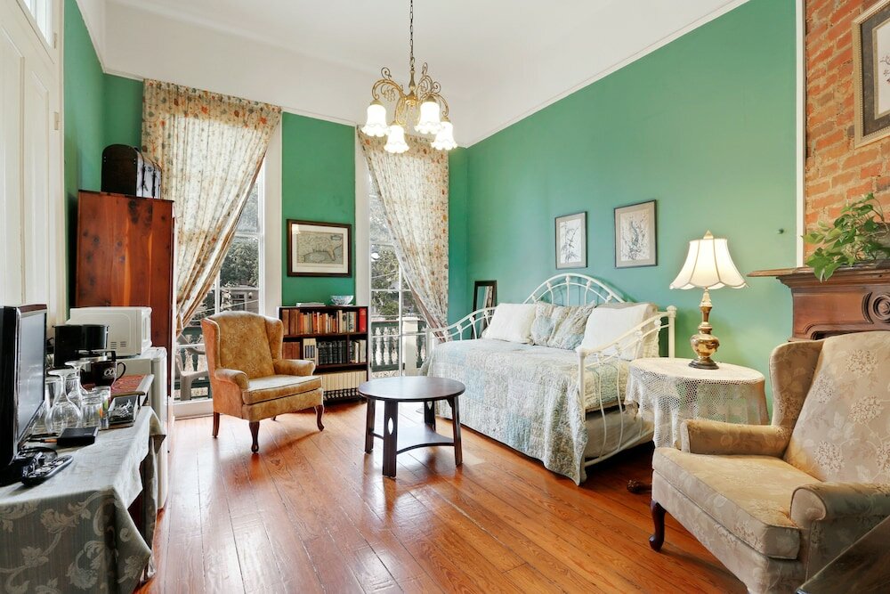 Фото Garden District B&b