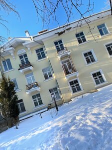 Красный диван