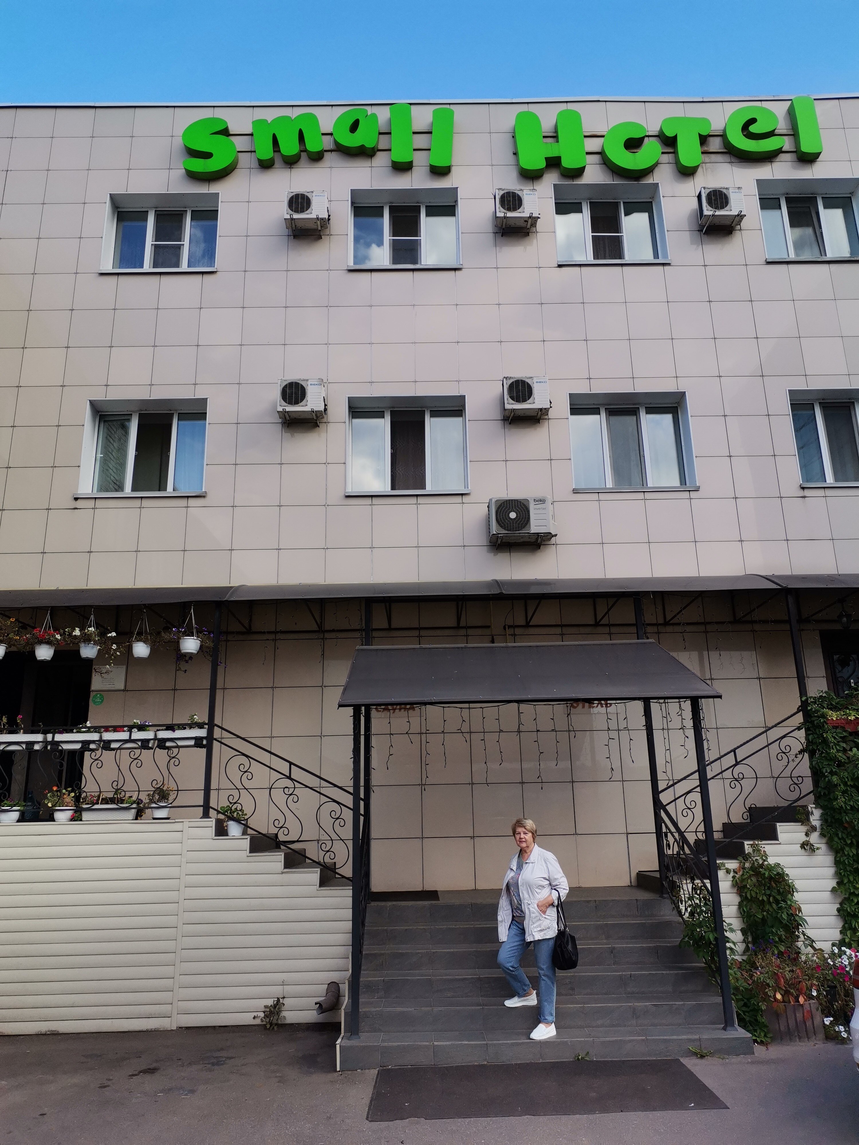 Фото Small Hotel