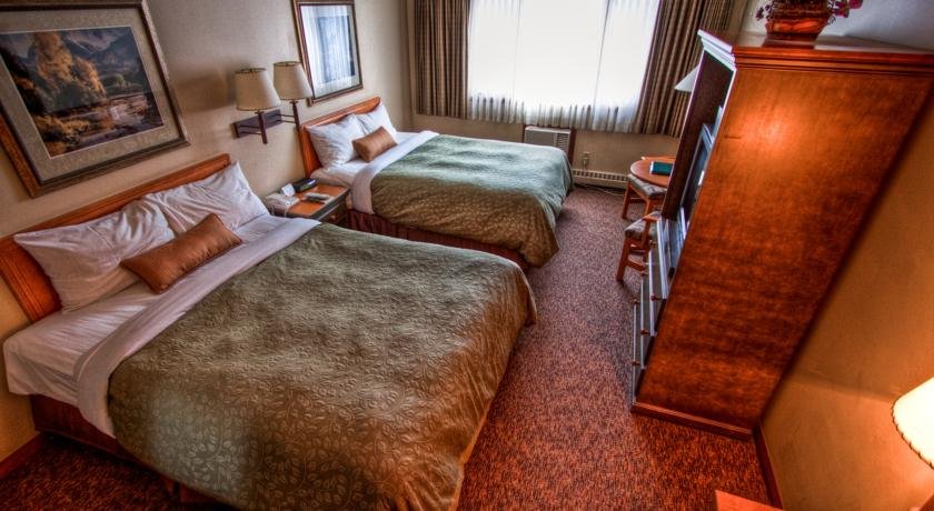 Фото Whistlers Inn Hotel