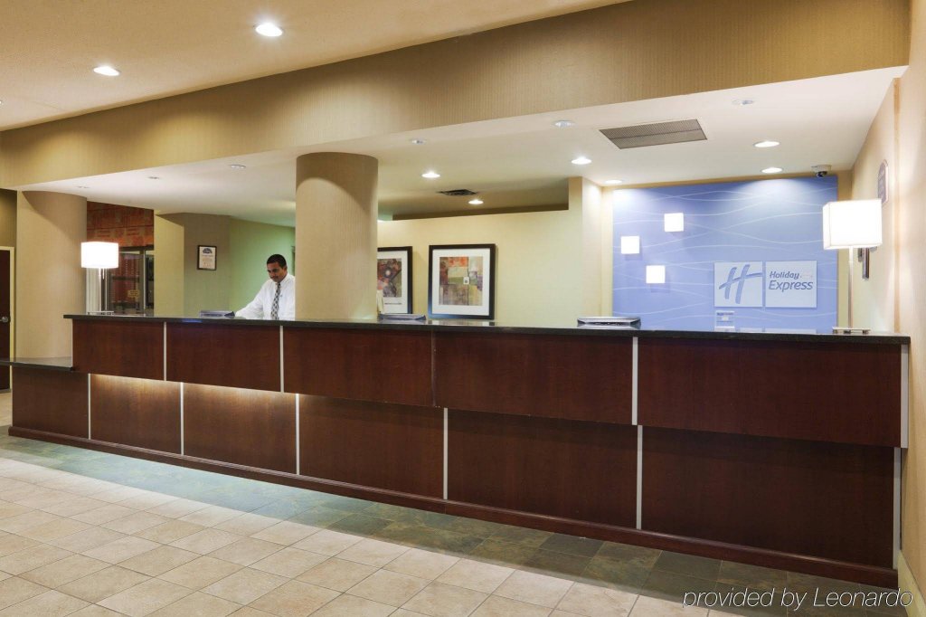 Фото Holiday Inn Express Toronto - Downtown, an Ihg Hotel