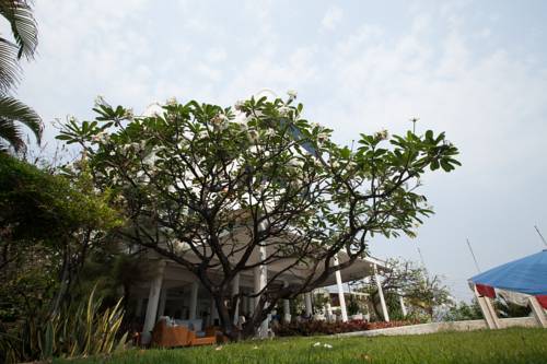 Фото Nern Chalet Beachfront Hotel